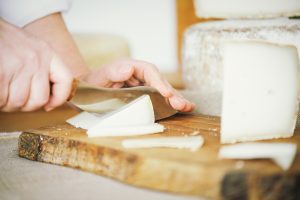 Messer schneidet Käse